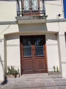 - Edificio con puerta de madera y balcón en Virgen Cerro en Salta