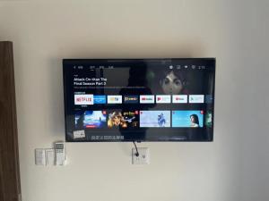 TV a/nebo společenská místnost v ubytování 匯金・押上ビル