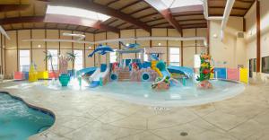 Bazén v ubytování Grand Marquis Waterpark Hotel & Suites nebo v jeho okolí