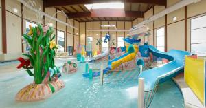 Bazén v ubytování Grand Marquis Waterpark Hotel & Suites nebo v jeho okolí