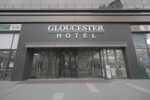 une porte d'entrée en verre pour accéder à un hôtel dans l'établissement Gloucester Hotel Cheongju, à Cheongju