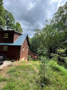 Sautee NacoocheeにあるAlpenhaus Cabins Real Log Home in Helen Ga Mountains with hot tub and balconiesの木造家屋