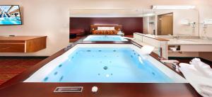 Postel nebo postele na pokoji v ubytování Grand Marquis Waterpark Hotel & Suites
