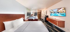 TV a/nebo společenská místnost v ubytování Grand Marquis Waterpark Hotel & Suites