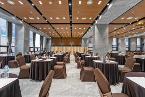 清州市Gloucester Hotel Cheongju的摆满桌椅的大型宴会厅