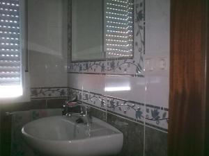 a bathroom with a sink and a mirror at Hogar del Puerto in Combarro