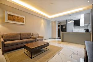 清州市Gloucester Hotel Cheongju的带沙发和桌子的客厅