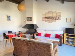 una sala de estar con un sofá y una mesa en Maison 4 pers à 200m de la plage et du surf - WiFi, jardin et parking - FR-1-231-170, en Bretignolles-sur-Mer