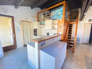 Una cocina con gabinetes blancos y encimera. en Maison 4 pers à 200m de la plage et du surf - WiFi, jardin et parking - FR-1-231-170, en Bretignolles-sur-Mer 9 fotos más