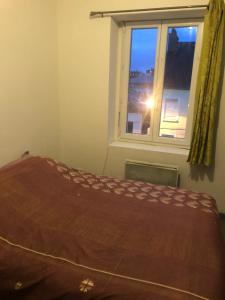 Posteľ alebo postele v izbe v ubytovaní Petit appartement centre ville Granville