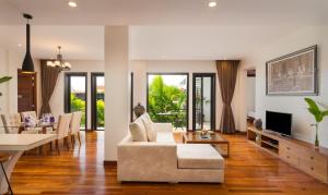 uma sala de estar com um sofá e uma mesa em Koulen Hotel em Siem Reap