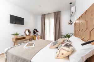 Galazia Boutique Apartments的电视和/或娱乐中心