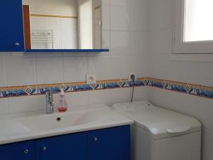 ein Badezimmer mit Waschbecken, Toilette und Spiegel in der Unterkunft Notre-Dame-de-Monts (85) - Appartement de vacances 55m² environ - 5 personnes - FR-1-540-147 in Notre-Dame-de-Monts