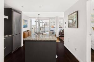 Gallery image of Luxury downtown 2 bedroom suite with AC and Pool in Victoria