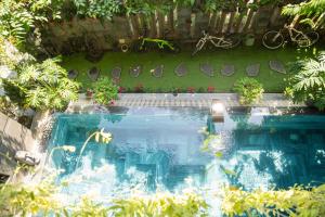 uma vista superior de uma piscina com plantas em Royal 98 Hotel & Apartment em Da Nang