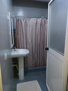 Koupelna v ubytování HOTEL BADINCA Alojamento Low Cost in Bissau avenida FRANCISCO MENDES