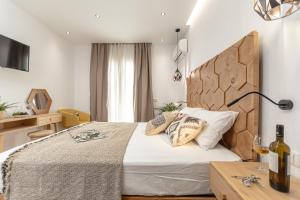纳克索乔拉Galazia Boutique Apartments的卧室里有一张带木质床头板的大床