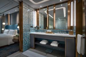 Postel nebo postele na pokoji v ubytování Primus Hotel Shanghai Hongqiao