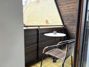 uma pequena mesa e uma cadeira numa varanda em Ferienwohnung Torster #9 em Hameln