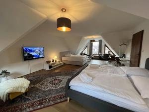 um quarto com uma cama grande e uma sala de estar em Ferienwohnung Torster #9 em Hameln