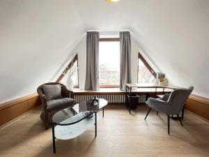 Ferienwohnung Torster #9 في هاملن: غرفة معيشة مع كرسيين وطاولة