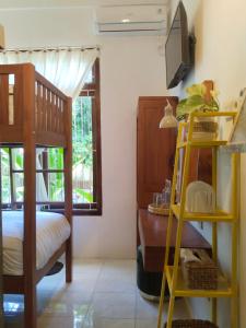 un dormitorio con una cama y una litera en InN House Homestay, en Dadapan