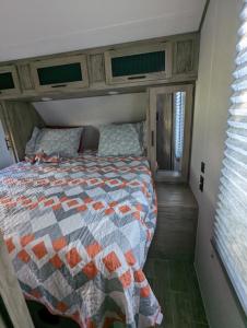 1 dormitorio con 1 cama en una habitación pequeña en H&K Acres, en Rutland