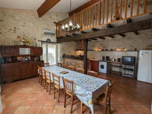 cocina con mesa y sillas en una habitación en Gîte Bonnes, 5 pièces, 12 personnes - FR-1-653-122, en Bonnes