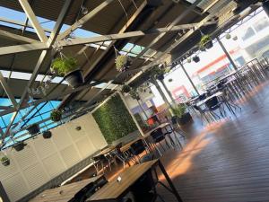 uma sala com mesas e cadeiras num edifício em Knickerbocker Hotel em Bathurst