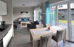 eine Küche und ein Wohnzimmer mit einem Tisch und Stühlen in der Unterkunft Haus am Meer Ferienwohnung Deluxe in Dangast