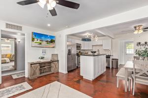uma cozinha e sala de estar com uma ventoinha de tecto em MODERN LIVING! CAMELBACK EAST-BILTMORE HOME em Phoenix