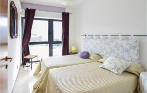 een slaapkamer met een bed en een groot raam bij Beautiful Apartment In Cori With Wifi in Cori