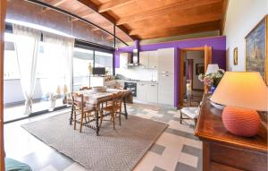 een keuken en eetkamer met een tafel en stoelen bij Beautiful Apartment In Cori With Wifi in Cori
