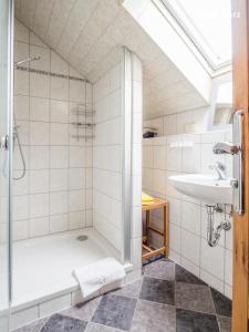 ヴェルニゲローデにあるFerienwohnung An der Malzmühleの白いバスルーム(シャワー、シンク付)
