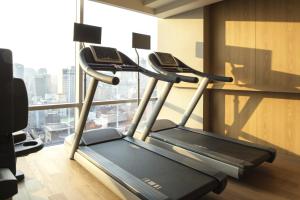 ibis Styles Ambassador Seoul Myeong-dong的健身中心和/或健身设施