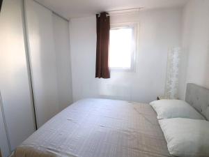 Llit o llits en una habitació de Appartement Le Grau-du-Roi, 2 pièces, 4 personnes - FR-1-307-221
