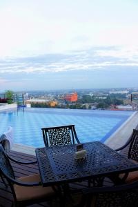 Bazén v ubytování Central Park Tower Resort nebo v jeho okolí