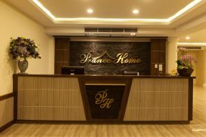 eine Hotelrezeption mit dem Namen eines Hotels in der Unterkunft Pranee Home Phang-nga in Ban Khaek
