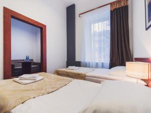 Łóżko lub łóżka w pokoju w obiekcie Hotel Chmielna Warsaw