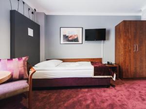 pokój hotelowy z łóżkiem i telewizorem w obiekcie Hotel Chmielna Warsaw w Warszawie