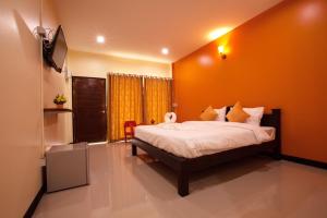 Postel nebo postele na pokoji v ubytování โรงแรมบ้านมะกรูด Baan Ma Grood Hotel