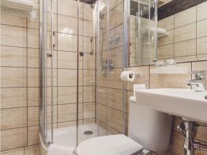 łazienka z prysznicem, toaletą i umywalką w obiekcie Hotel Chmielna Warsaw w Warszawie