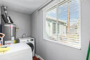 uma lavandaria com uma máquina de lavar roupa e uma janela em MODERN LIVING! CAMELBACK EAST-BILTMORE HOME em Phoenix