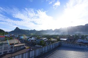 Blick auf eine Stadt mit Bergen im Hintergrund in der Unterkunft Pranee Home Phang-nga in Ban Khaek