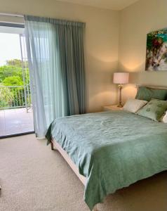 - une chambre avec un lit et une fenêtre avec un balcon dans l'établissement Top-floor beachside apartment with views, à Casuarina