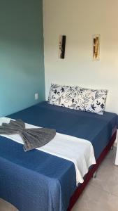 1 cama en una habitación de color azul y blanco en Hotel Boutique Boa Vista, en Boa Vista