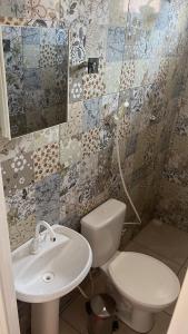 un baño con inodoro y lavabo en Hotel Boutique Boa Vista, en Boa Vista 44 fotos más