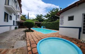 a pool in the backyard of a house at BUONA SORTE in Lençóis