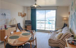 ヴィムルーにあるGorgeous Apartment In Wimereux With House Sea Viewのリビングルーム(テーブル、ソファ付)