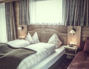 Säng eller sängar i ett rum på Gasthof Pension Alpenblick